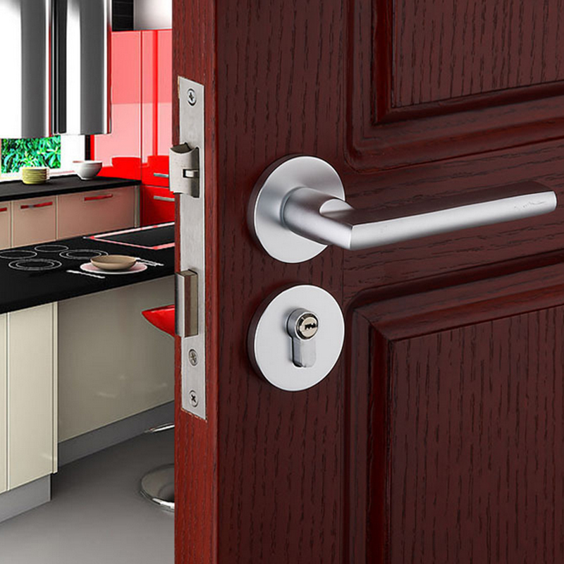 What are the advantages and disadvantages of door handles of different materials?